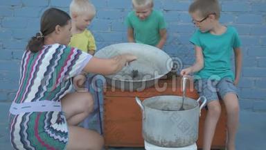在河中捕获的活小龙虾是在露天的Arge铝锅里煮熟的。 女人把迪尔放进平底锅和盐水里。 小龙虾